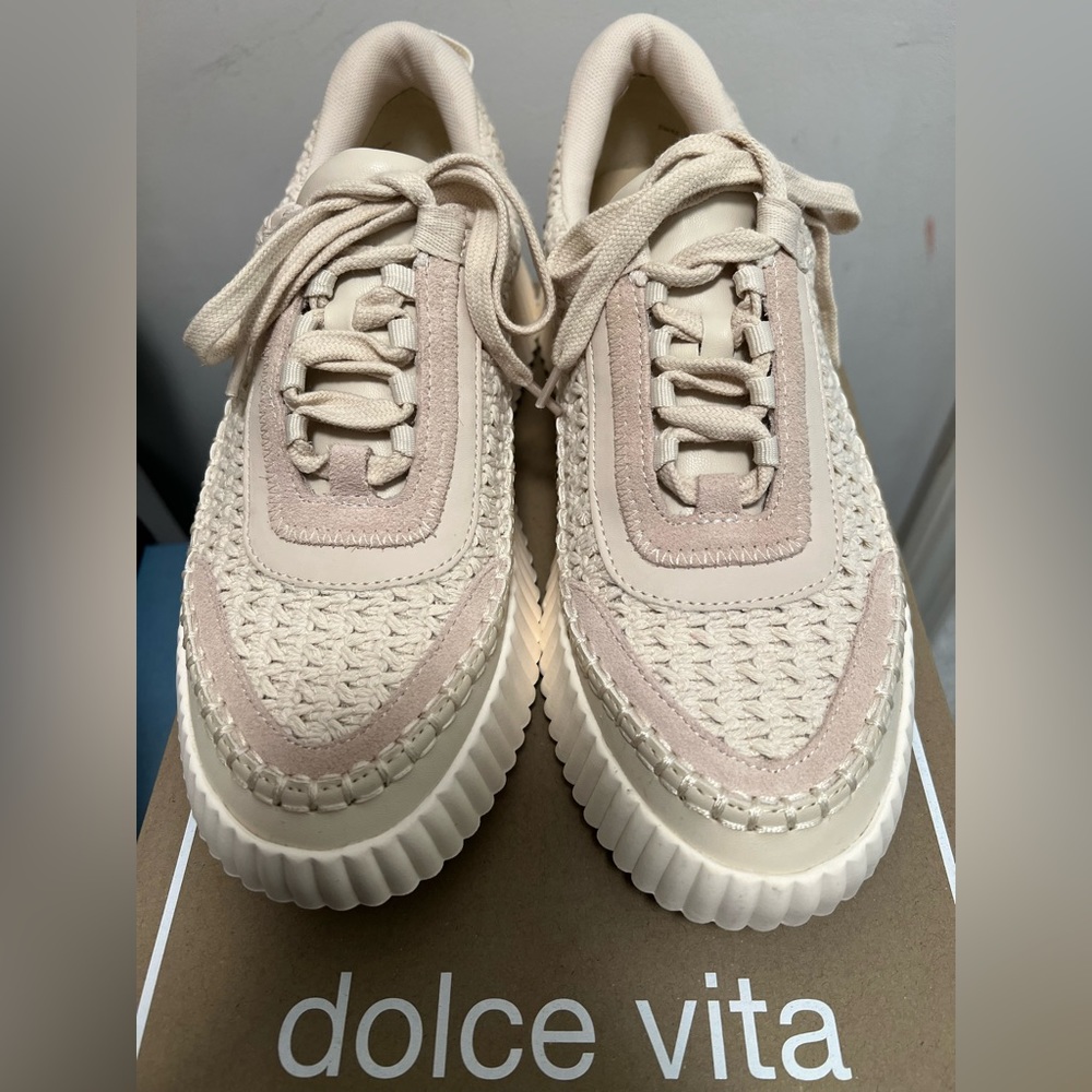 Dolce Vita brand new “ Dolen” fashion sneakers